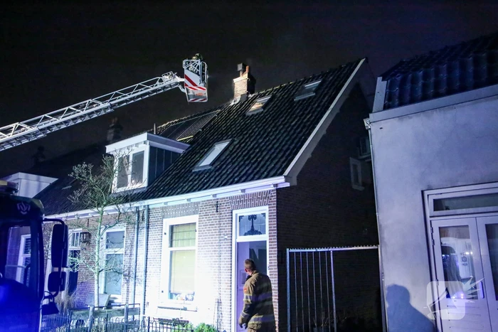 Veel rookontwikkeling door brand in schoorsteen van woning