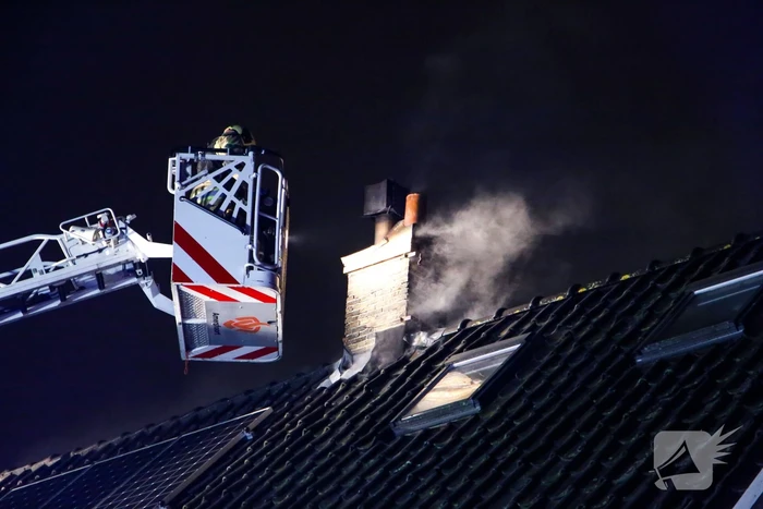 Veel rookontwikkeling door brand in schoorsteen van woning