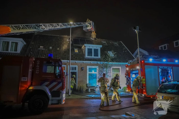 Veel rookontwikkeling door brand in schoorsteen van woning