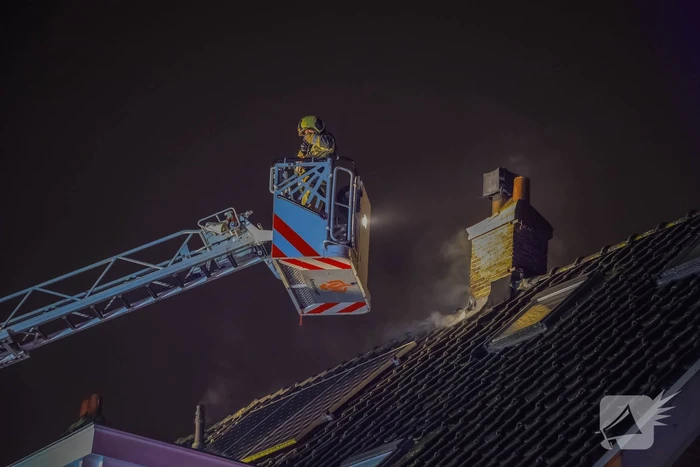 Veel rookontwikkeling door brand in schoorsteen van woning