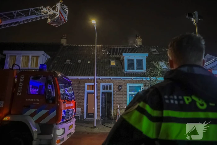 Veel rookontwikkeling door brand in schoorsteen van woning