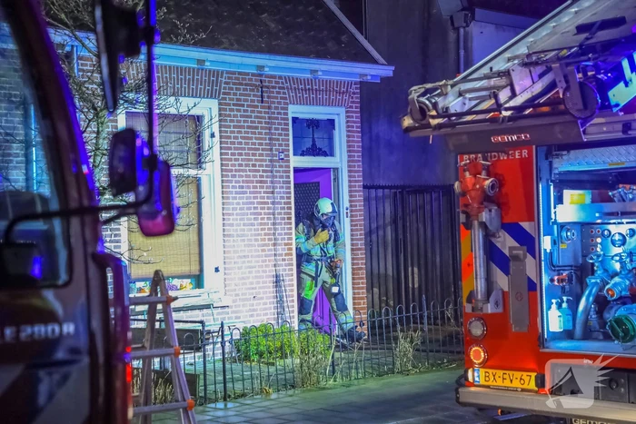 Veel rookontwikkeling door brand in schoorsteen van woning
