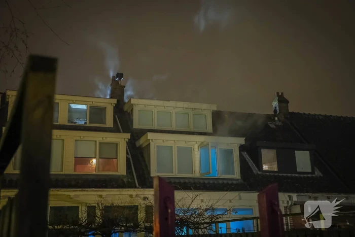 Veel rookontwikkeling door brand in schoorsteen van woning