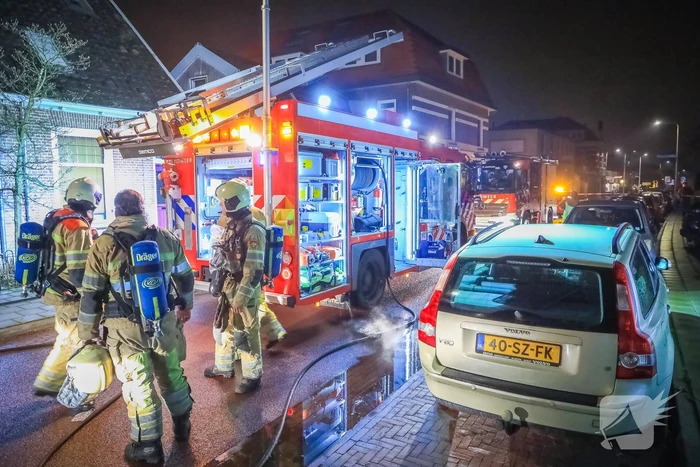 Veel rookontwikkeling door brand in schoorsteen van woning