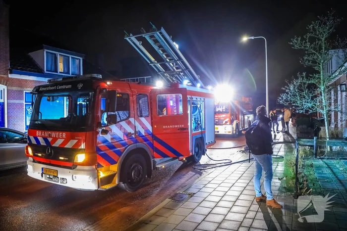Veel rookontwikkeling door brand in schoorsteen van woning