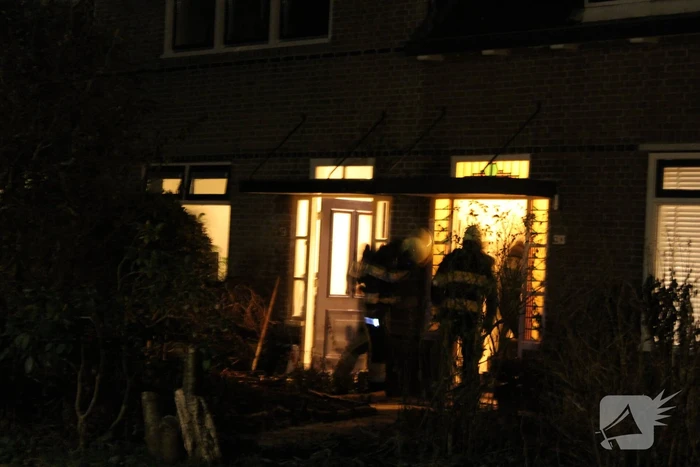 Brandweer breekt schoorsteen open na brandlucht