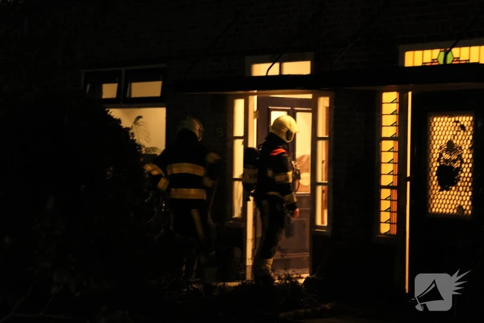 Brandweer breekt schoorsteen open na brandlucht