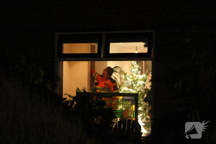 Brandweer breekt schoorsteen open na brandlucht