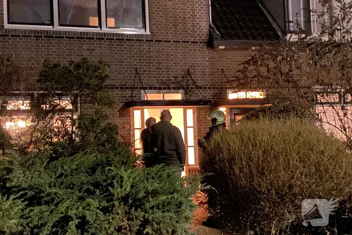 Brandweer breekt schoorsteen open na brandlucht