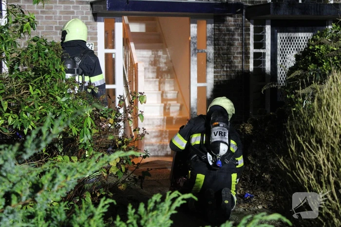 Brandweer breekt schoorsteen open na brandlucht