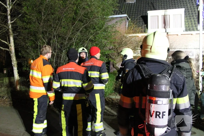 Brandweer breekt schoorsteen open na brandlucht