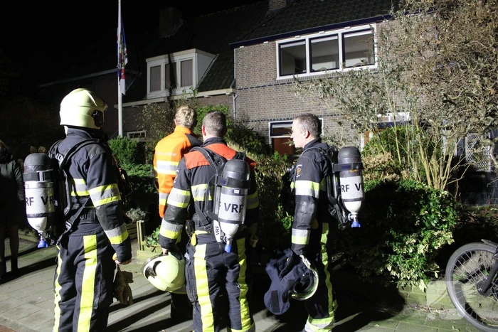 Brandweer breekt schoorsteen open na brandlucht