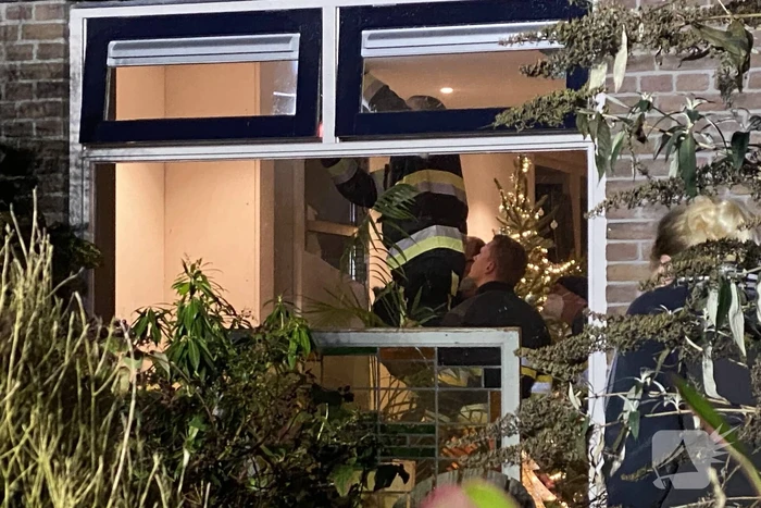 Brandweer breekt schoorsteen open na brandlucht