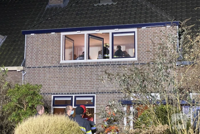 Brandweer breekt schoorsteen open na brandlucht