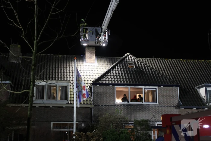 Brandweer breekt schoorsteen open na brandlucht