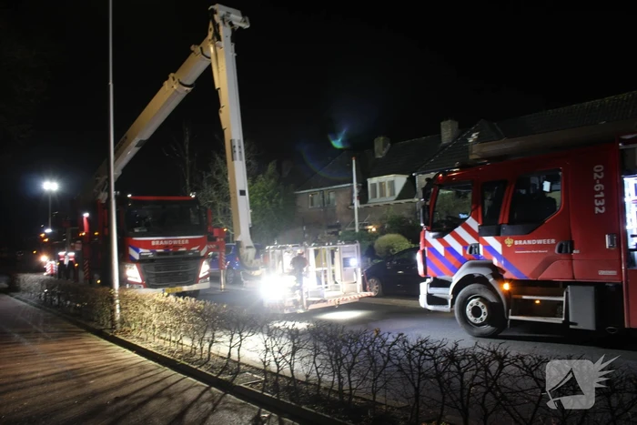 Brandweer breekt schoorsteen open na brandlucht