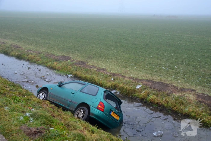 Auto belandt in sloot door spekgladde weg