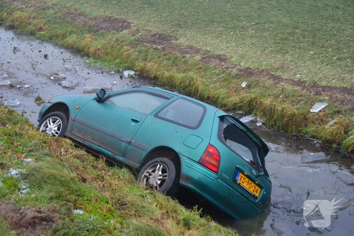 Auto belandt in sloot door spekgladde weg