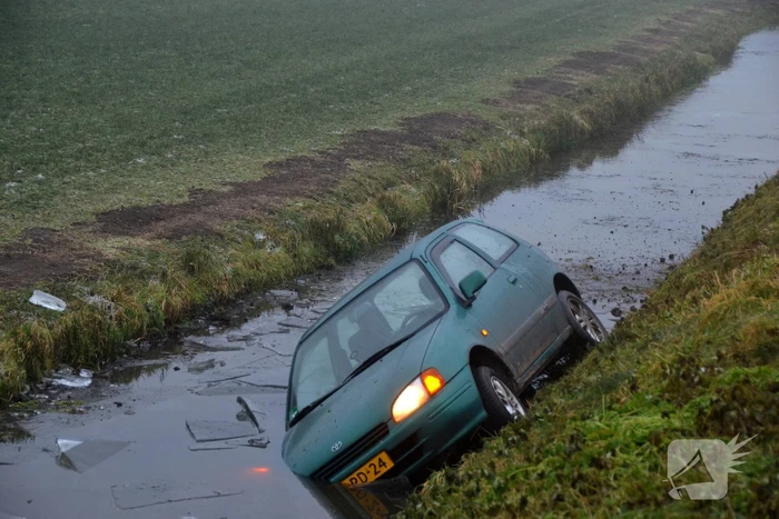 Auto belandt in sloot door spekgladde weg