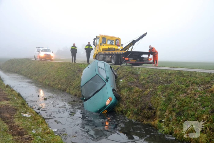 Auto belandt in sloot door spekgladde weg