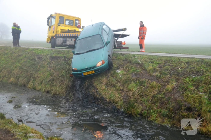 Auto belandt in sloot door spekgladde weg