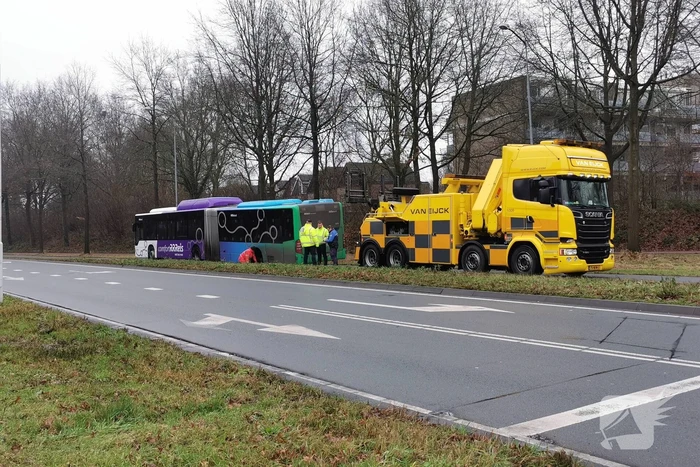 Flinke schade nadat lijnbus wiel verliest