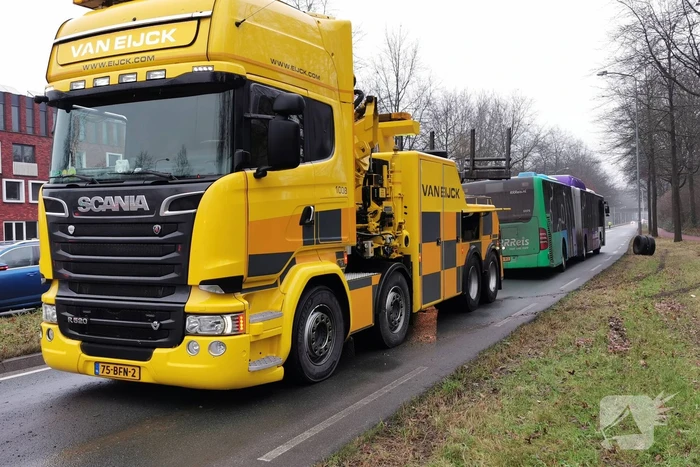 Flinke schade nadat lijnbus wiel verliest