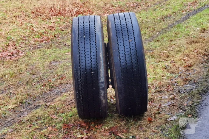 Flinke schade nadat lijnbus wiel verliest
