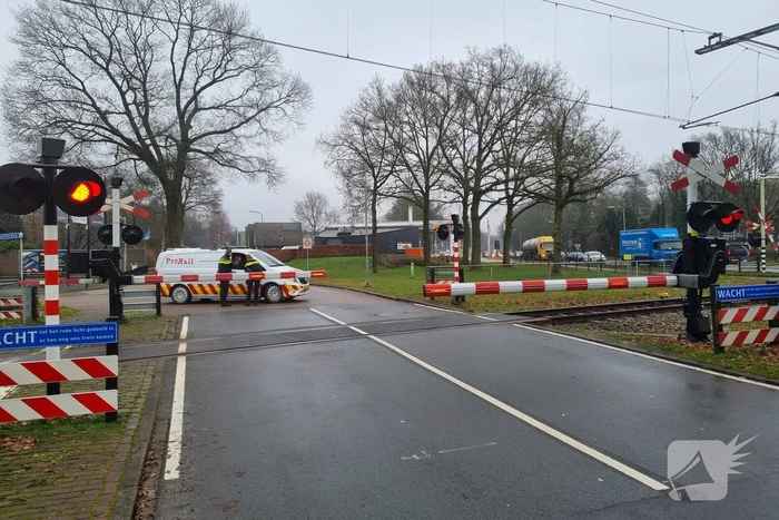 Weggebruikers duwen spoorboom omhoog bij storing