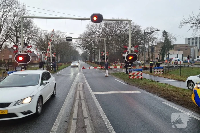 Weggebruikers duwen spoorboom omhoog bij storing