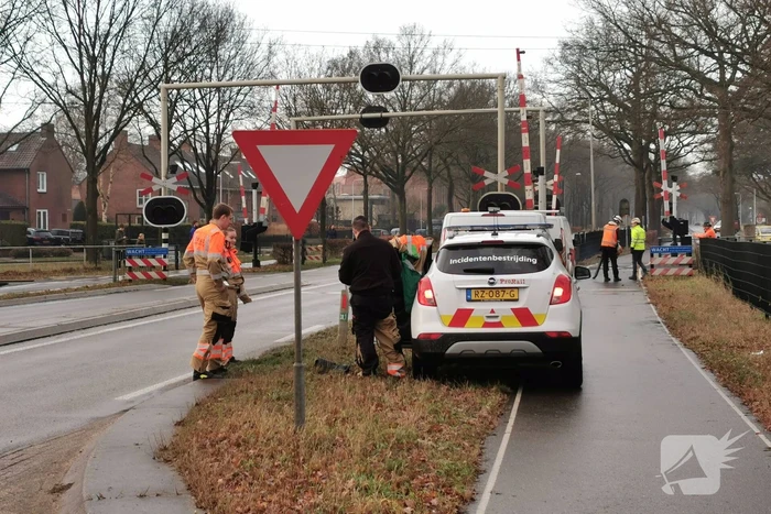 Weggebruikers duwen spoorboom omhoog bij storing