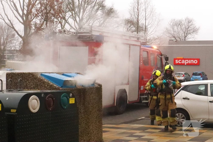 Veel rook bij containerbrand Winkelcentrum Walburg