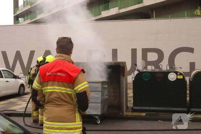 Veel rook bij containerbrand Winkelcentrum Walburg