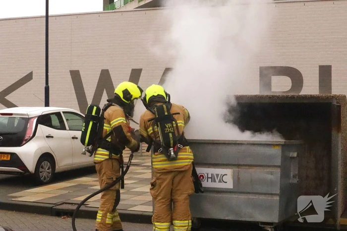 Veel rook bij containerbrand Winkelcentrum Walburg