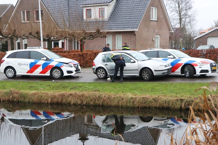 Auto klemgereden na achtervolging