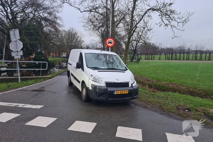 Brommerrijder aangereden door bestelbus
