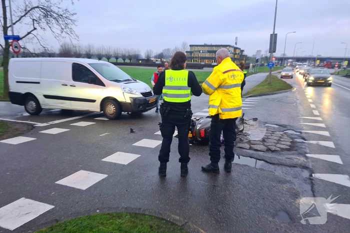 Brommerrijder aangereden door bestelbus