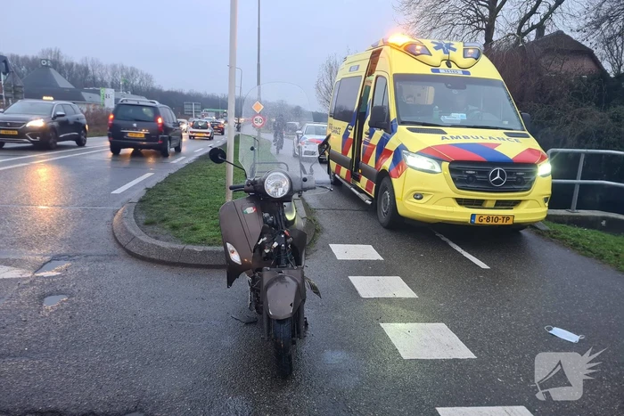 Brommerrijder aangereden door bestelbus