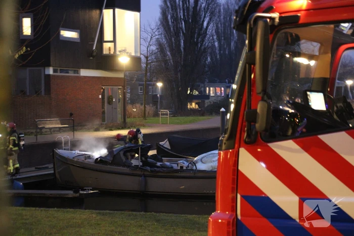 Veel rookontwikkeling bij brand op boot