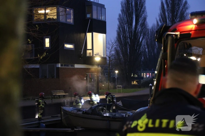 Veel rookontwikkeling bij brand op boot