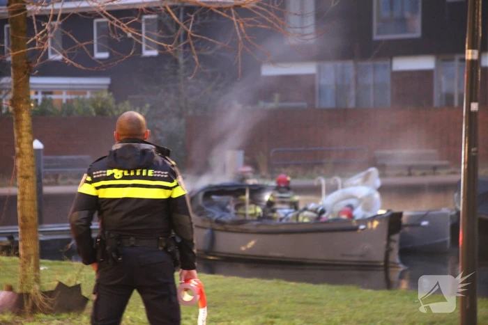 Veel rookontwikkeling bij brand op boot