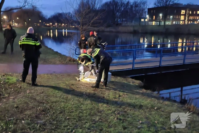 Magneetvisser haalt kluis boven water, politie neemt het in beslag