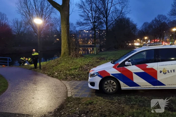 Magneetvisser haalt kluis boven water, politie neemt het in beslag