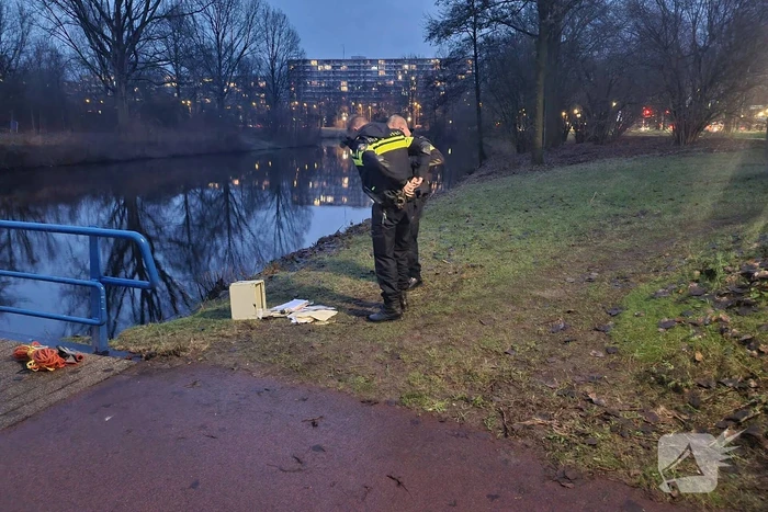 Magneetvisser haalt kluis boven water, politie neemt het in beslag