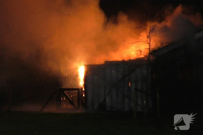 Flinke vlammen door brand in schuur