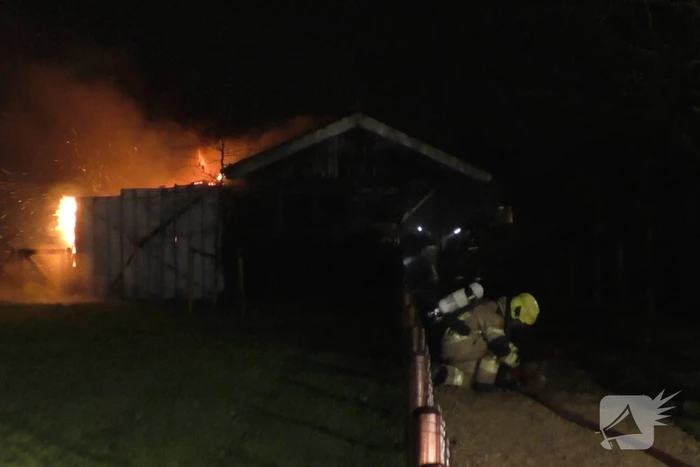 Flinke vlammen door brand in schuur