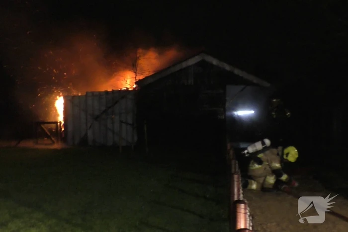 Flinke vlammen door brand in schuur