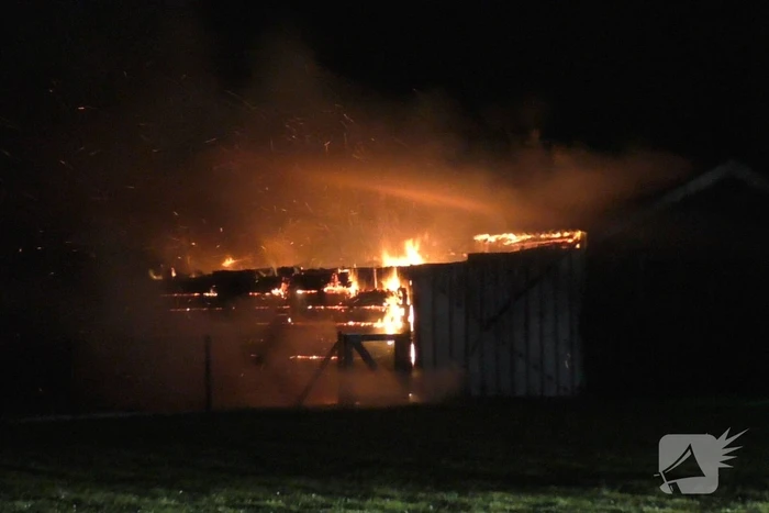 Flinke vlammen door brand in schuur