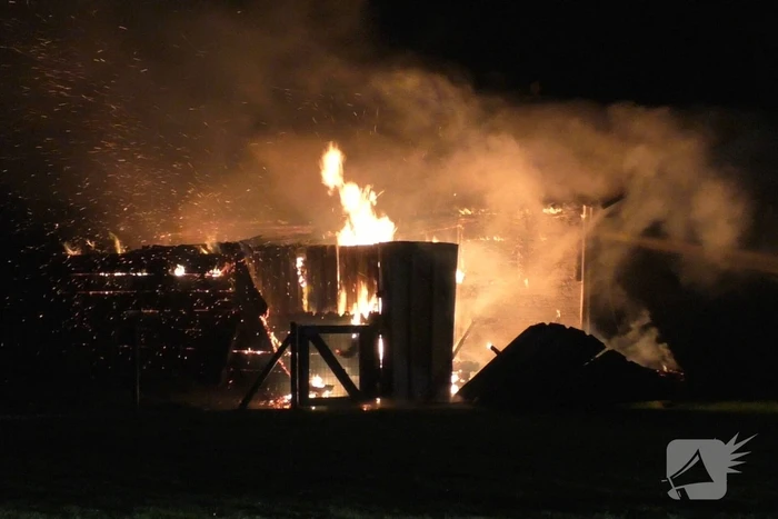 Flinke vlammen door brand in schuur