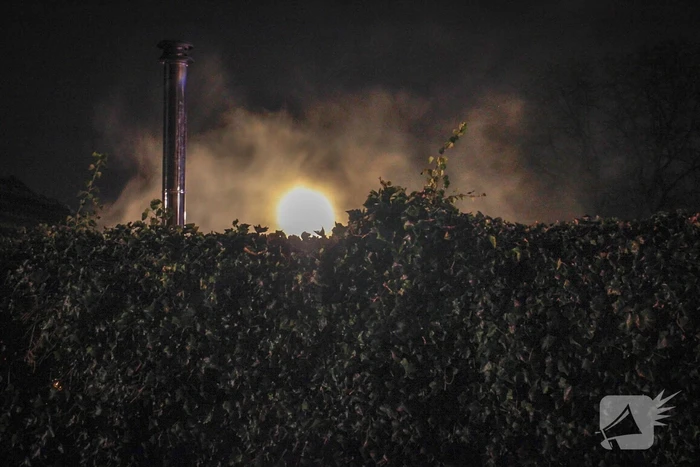 Kachel onder overkapping zorgt voor brand